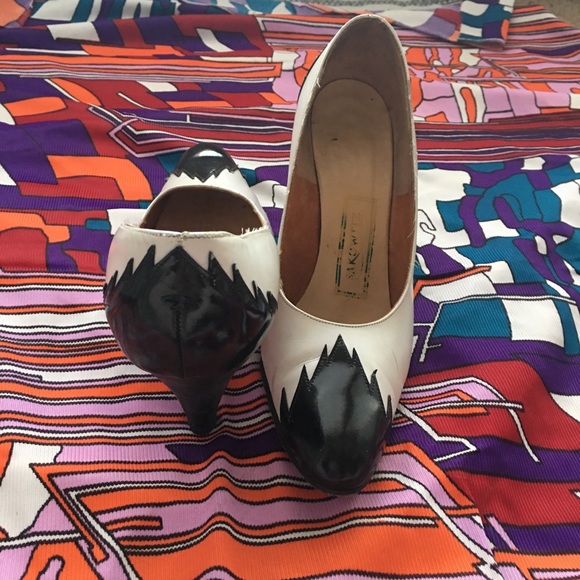 VINTAGE 1980s black and white pumps - Picture 4 of 5